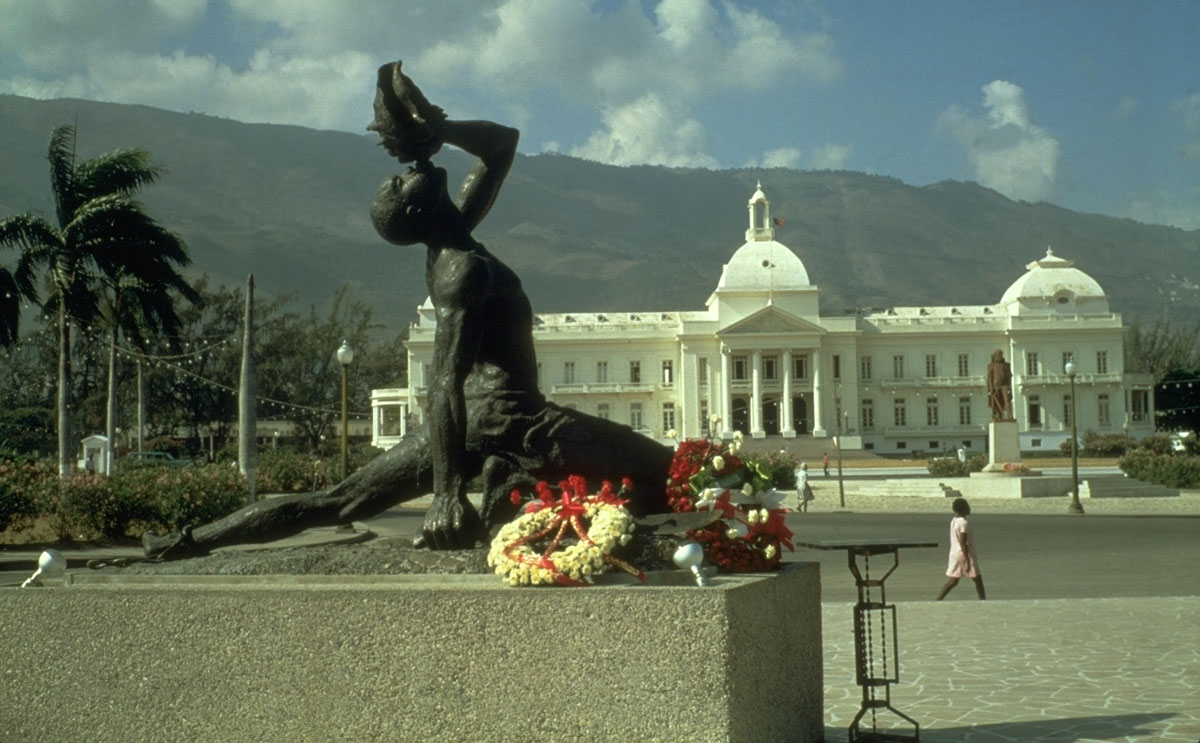 Statue to the Maroon