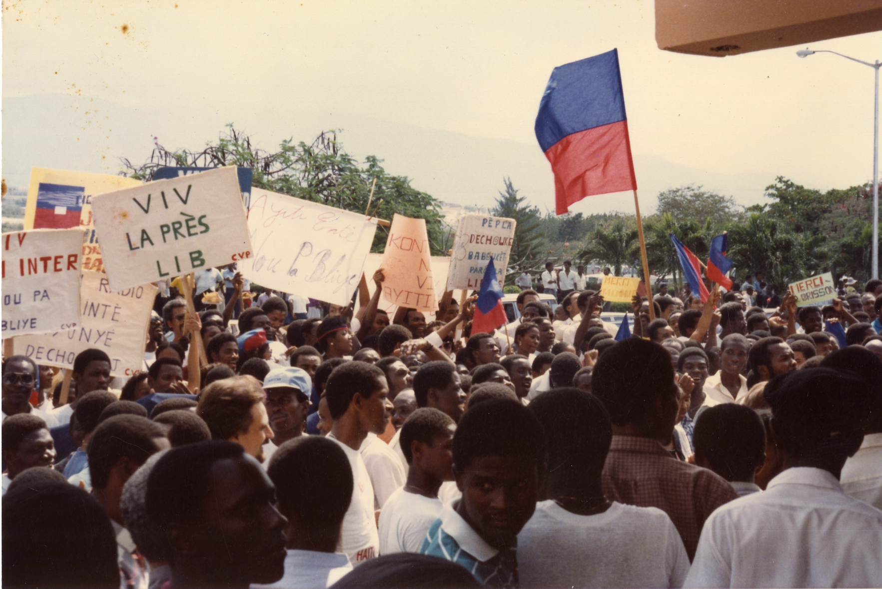 Crowd Greeting Jean Dominique and Michèle Montas, 4 March 1986