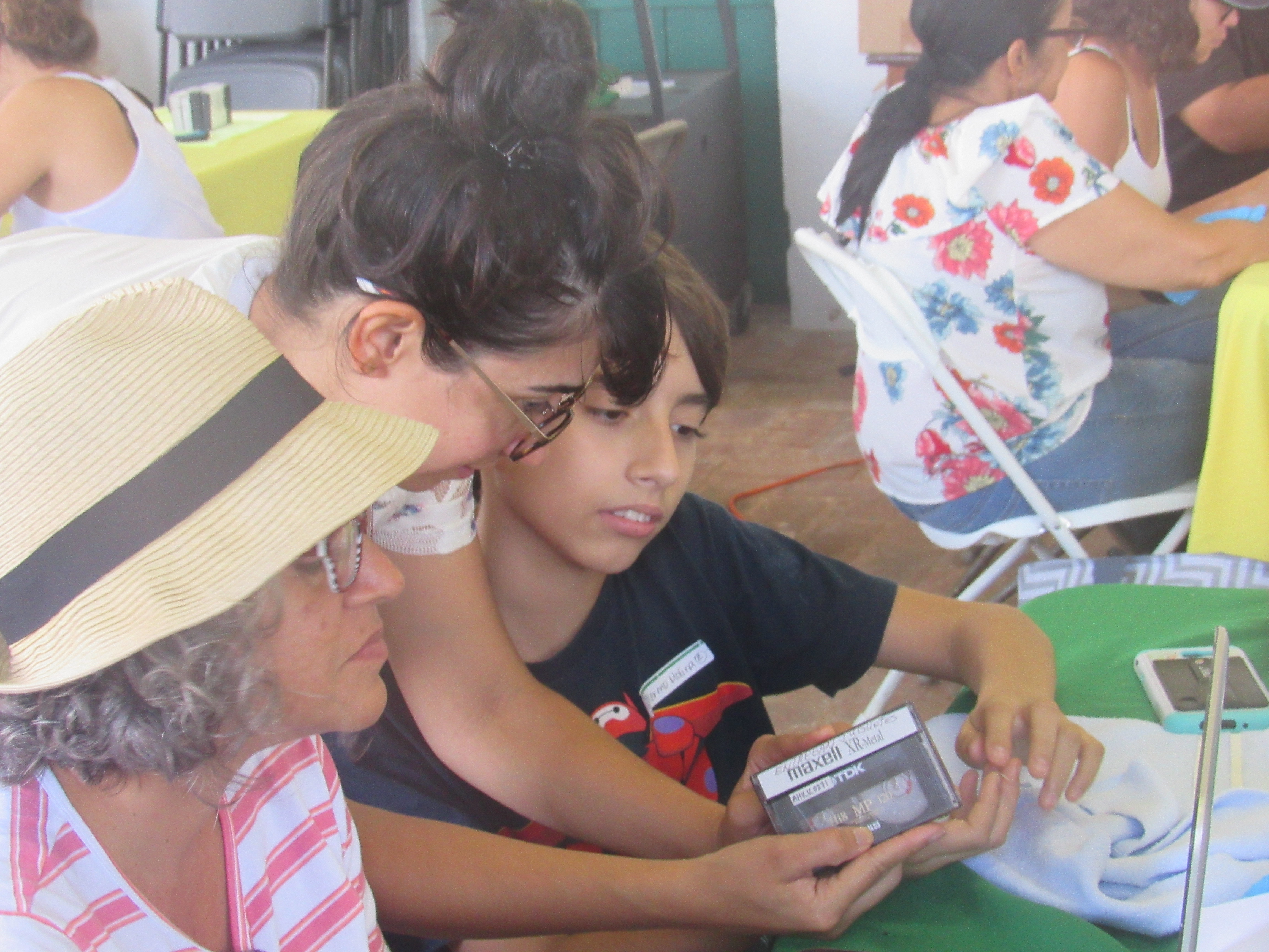 Participantes en el taller sobre Preservación Audiovisual trabajan con la Colección Andrés Nieves